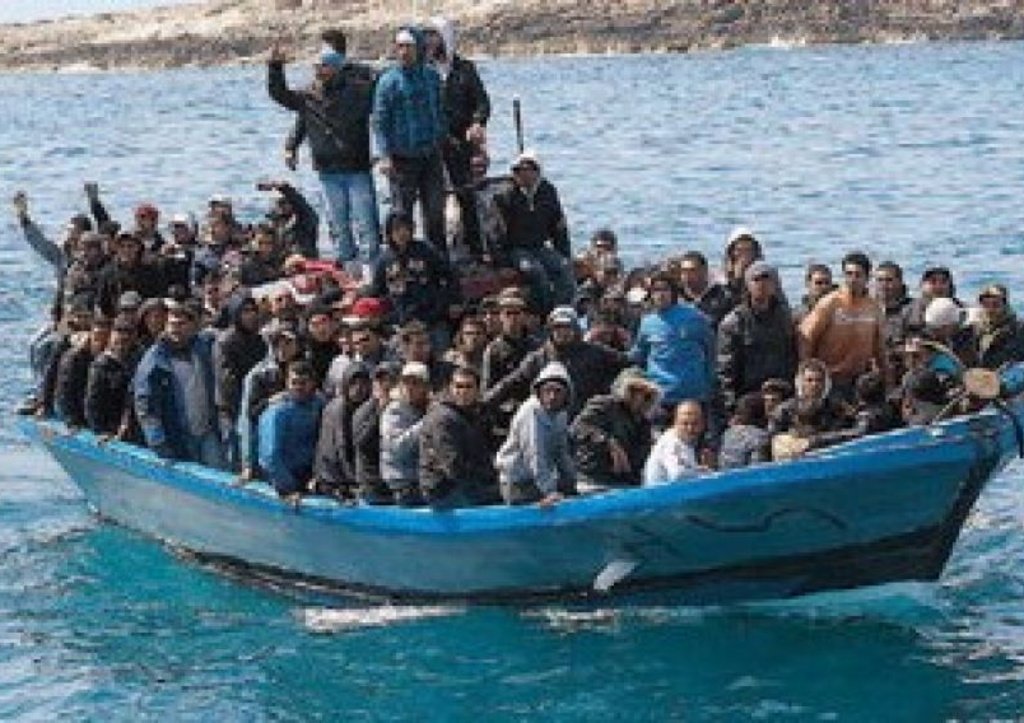 x700_dettaglio2_barcone-immigrati-scafisti1-jpg-pagespeed-ic-7_kofpeo6d