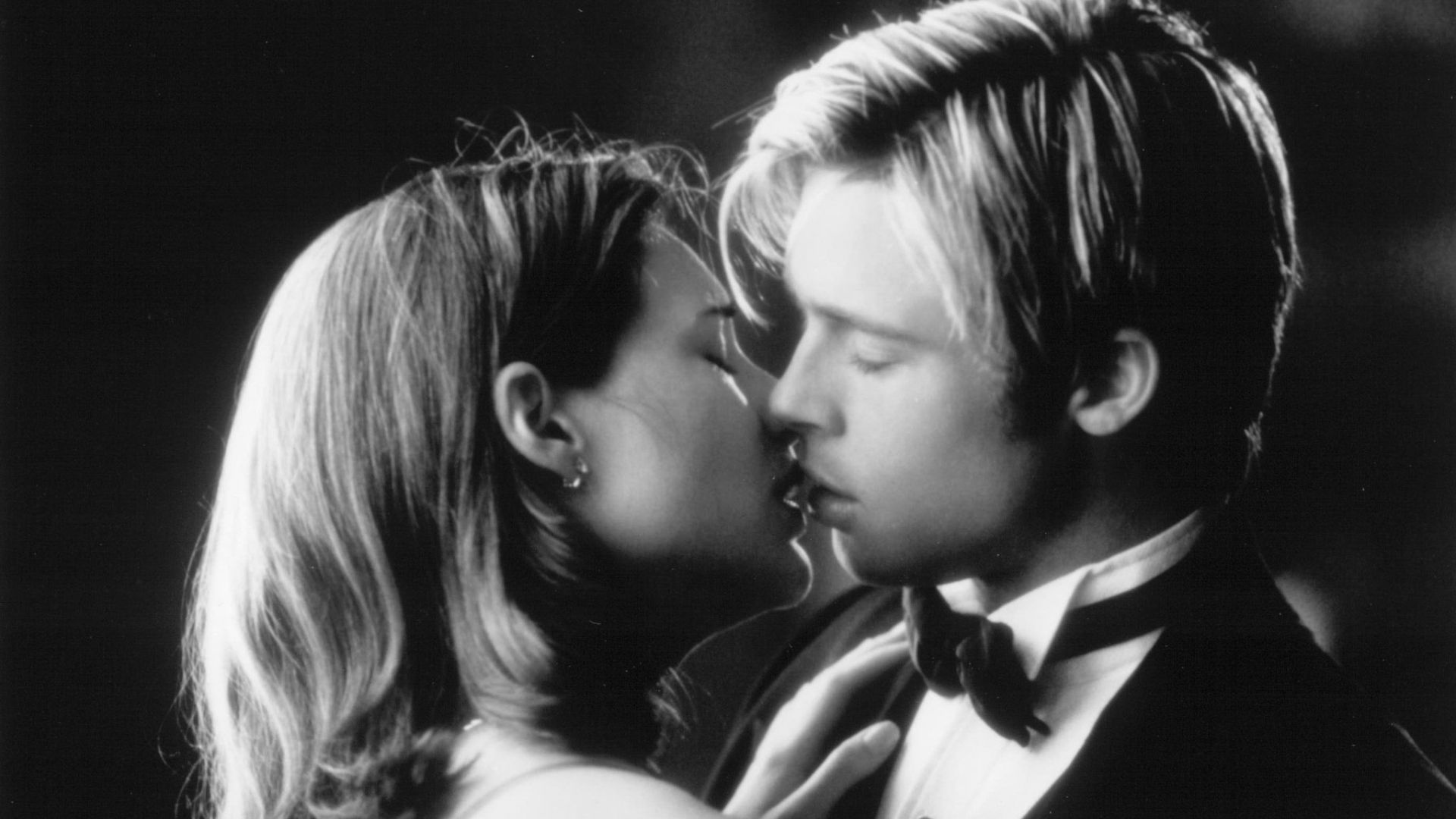 meet_joe_black_brad_pitt_claire_forlani_black_white_kiss_732_1920x1080