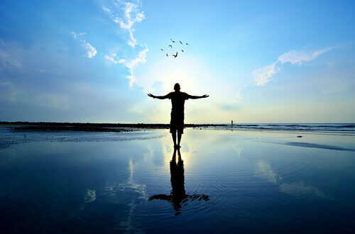 Uomo-che-guarda-il-cielo-in-liberta